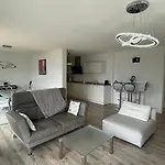 Le - Designer's With A Stunning And Mountain View