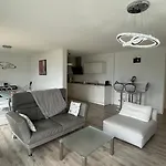 Le - Designer's With A Stunning And Mountain View *