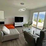 Le - Designer's With A Stunning And Mountain View