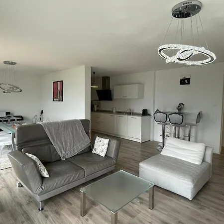 Le - Designer's With A Stunning And Mountain View
