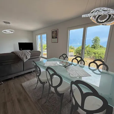 Le - Designer's With A Stunning And Mountain View Apartment