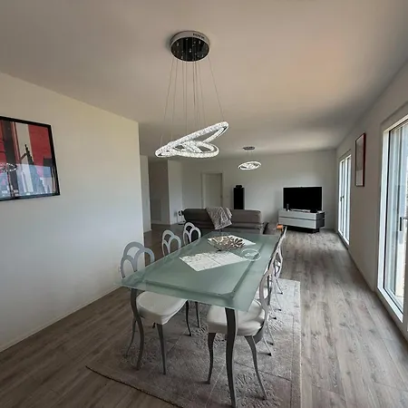 Le - Designer's With A Stunning And Mountain View Apartment *