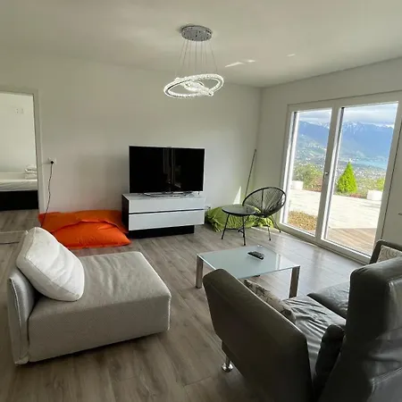 Le - Designer's With A Stunning And Mountain View